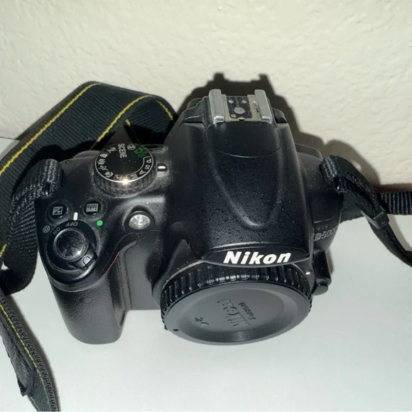 Nikon D5000 (lens not included) - Picture 2 of 4